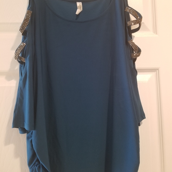 🌈NWT Cold shoulder top - Picture 7 of 9